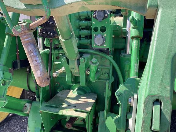 Image of John Deere 8520T equipment image 1