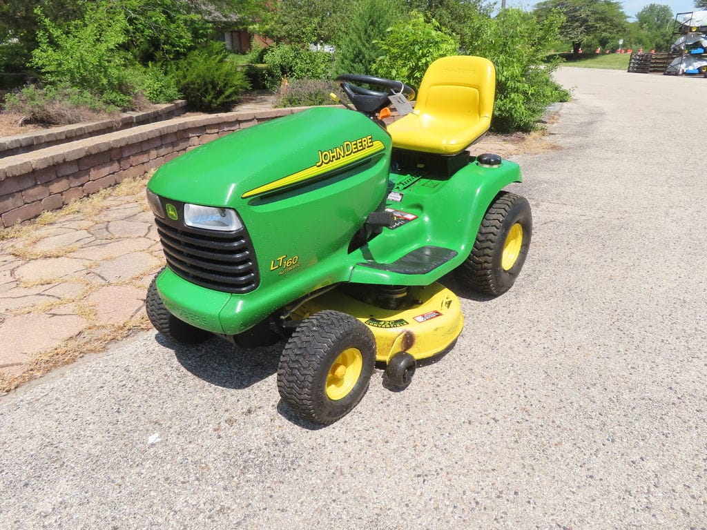 2002 John Deere LT160 Equipment Image0