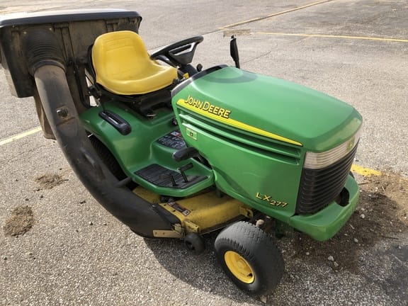 2002 John Deere LX277 Image