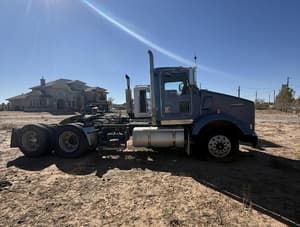 2002 Kenworth T800 Image