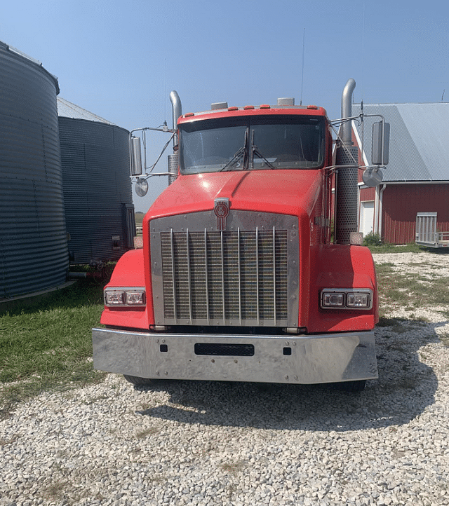 Thumbnail image Kenworth T800 1