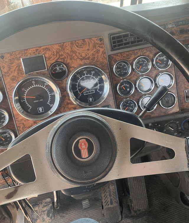 Thumbnail image Kenworth T800 9