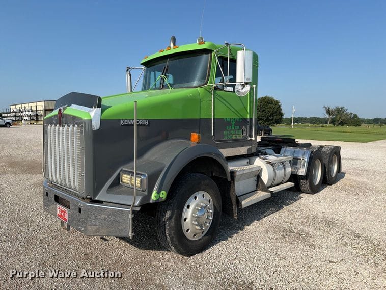 2002 Kenworth T800 Equipment Image0