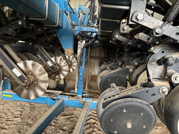 Image of Kinze 3500 equipment image 2