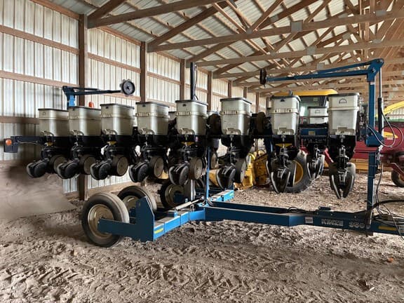 Image of Kinze 3500 equipment image 4