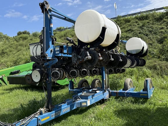 2002 Kinze 3500 Equipment Image0