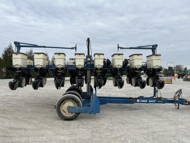 Image of Kinze 3500 equipment image 2