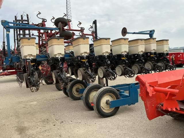 Image of Kinze 3500 equipment image 3