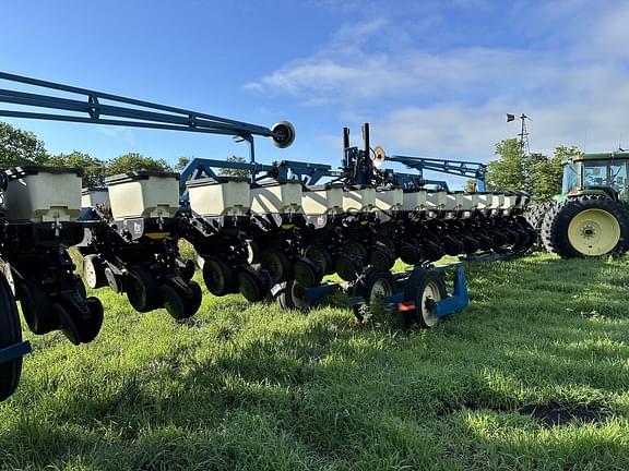 Image of Kinze 3600 equipment image 2