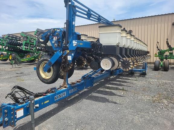 Image of Kinze 3600 equipment image 1