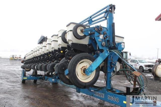 Image of Kinze 3600 equipment image 3