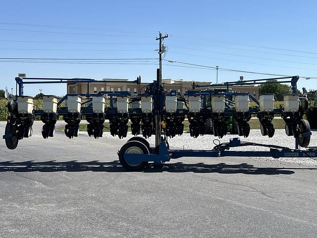 Image of Kinze 3600 equipment image 3