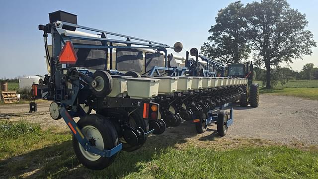 Image of Kinze 3600 equipment image 4