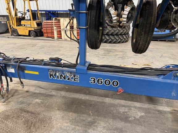 Image of Kinze 3600 equipment image 3
