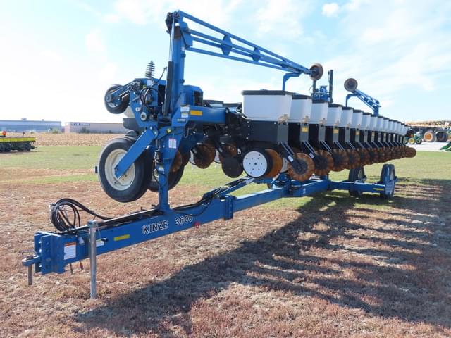 Image of Kinze 3600 equipment image 1