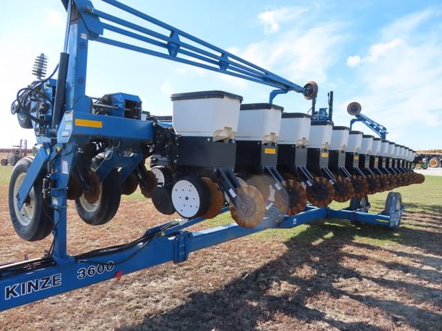Image of Kinze 3600 equipment image 3
