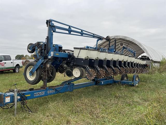 Image of Kinze 3600 equipment image 2