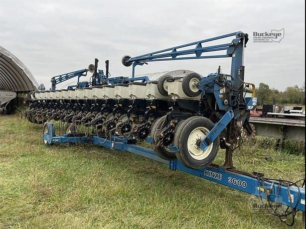 Image of Kinze 3600 equipment image 3