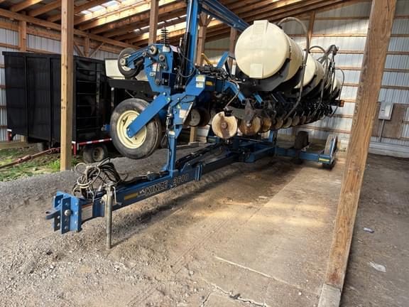 Image of Kinze 3600 equipment image 4