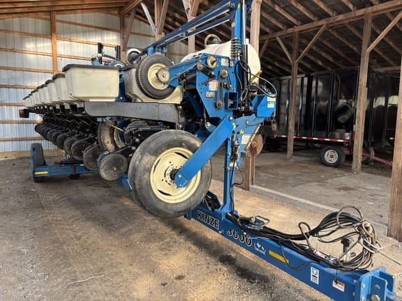 2002 Kinze 3600 Equipment Image0
