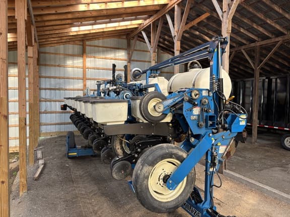 Image of Kinze 3600 equipment image 2