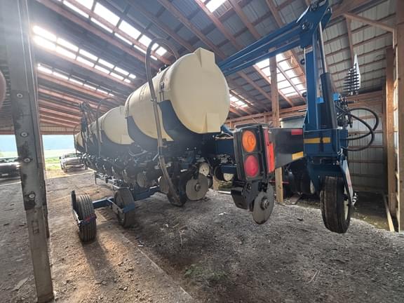 Image of Kinze 3600 equipment image 3