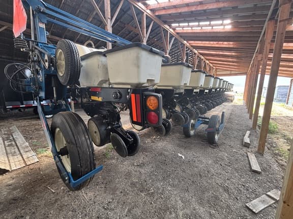 Image of Kinze 3600 equipment image 3