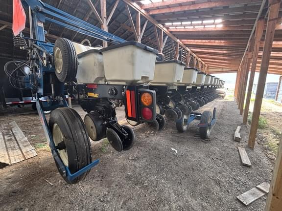 Image of Kinze 3600 equipment image 2