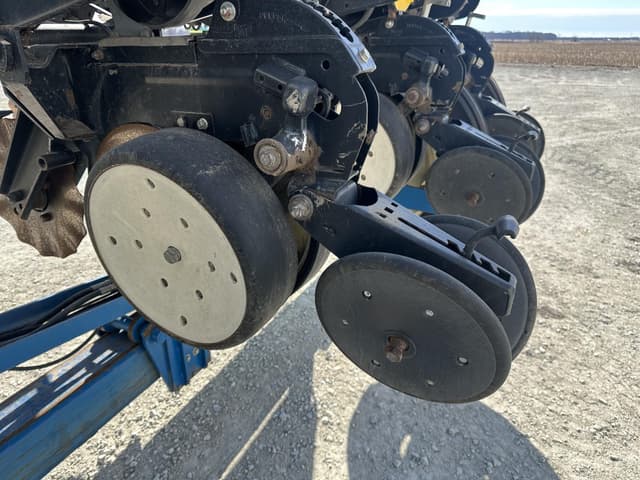 Image of Kinze 3600 equipment image 4