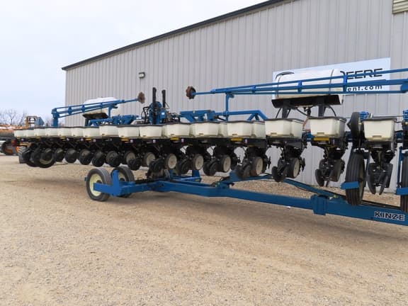 Image of Kinze 3600 equipment image 4