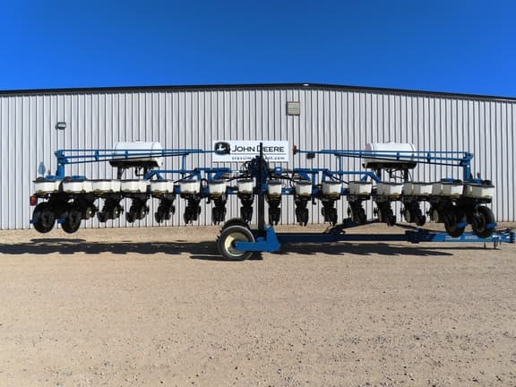 Image of Kinze 3600 equipment image 2