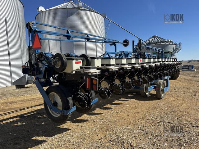 Image of Kinze 3600 equipment image 3