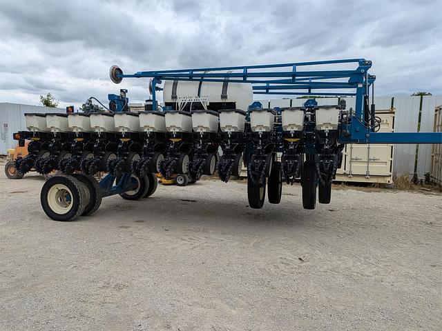 Image of Kinze 3700 equipment image 3