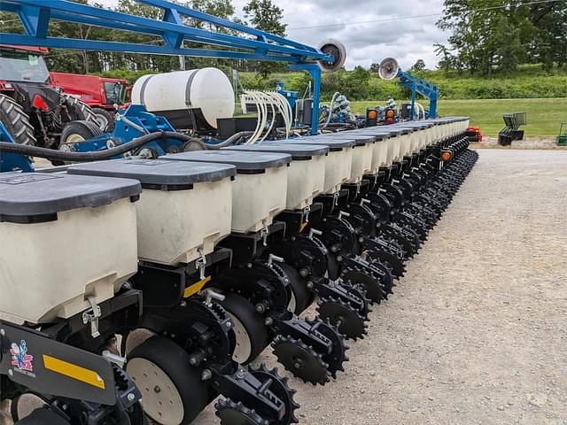 Image of Kinze 3700 equipment image 2