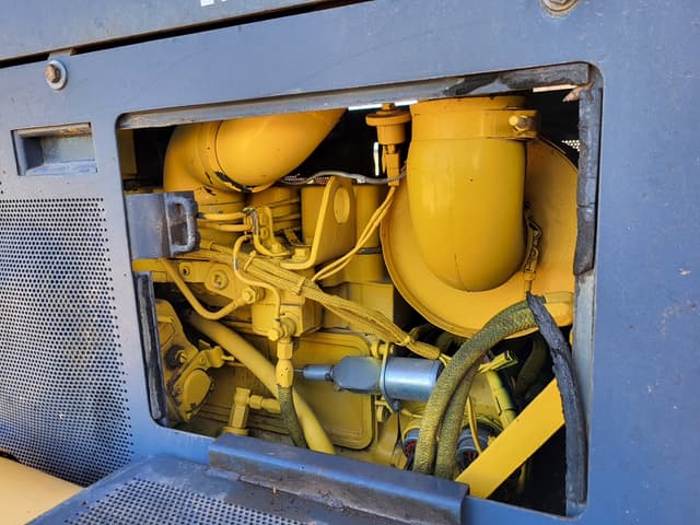 Image of Komatsu D32E equipment image 3