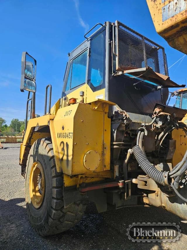 Image of Komatsu HM300-2 equipment image 4