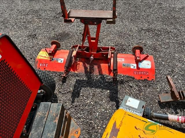 Image of Kubota F2000 equipment image 3