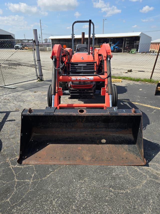 Image of Kubota M6800 equipment image 2