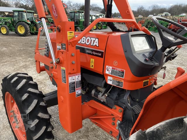 Image of Kubota M6800 equipment image 4