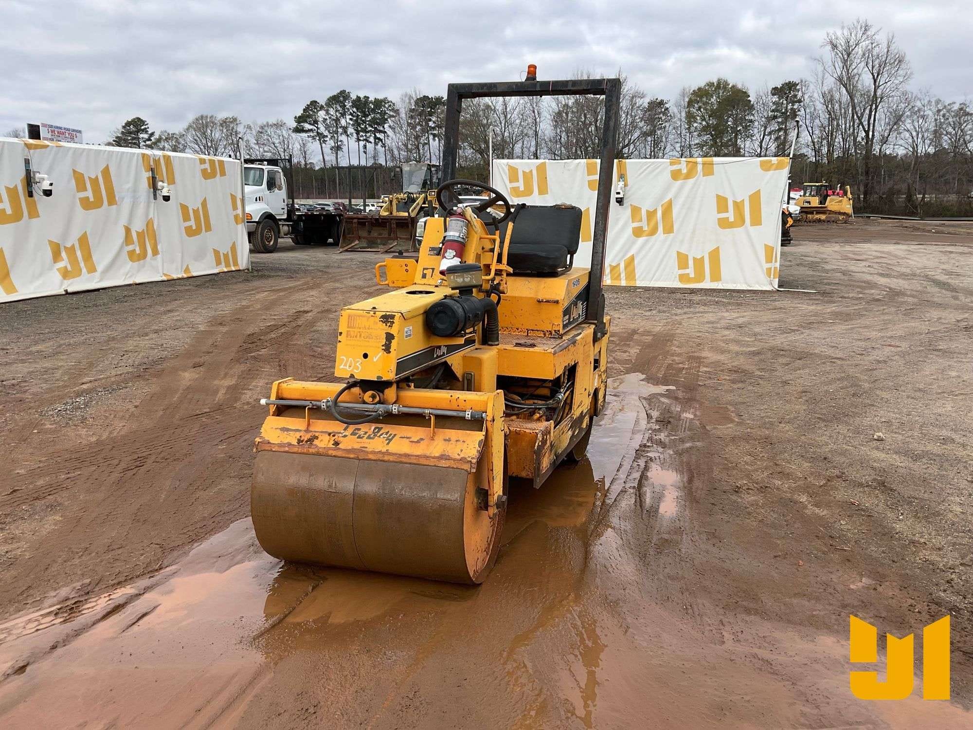 2002 LeeBoy 400 Equipment Image0