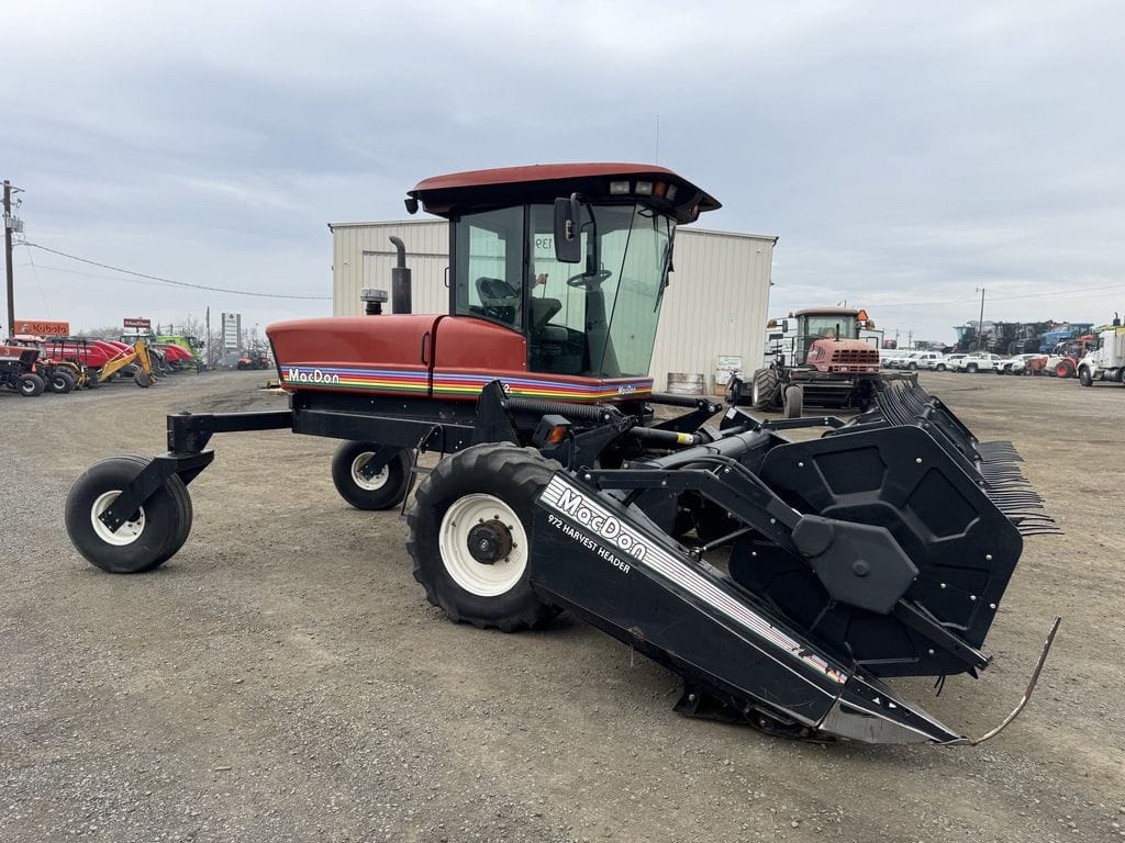 2002 MacDon 9352 Equipment Image0
