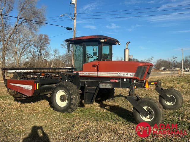 Image of MacDon 9352C equipment image 4