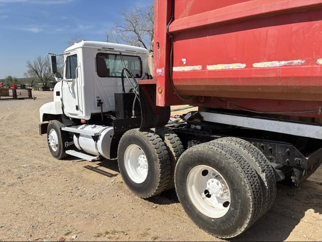 Image of Mack CH613 equipment image 4