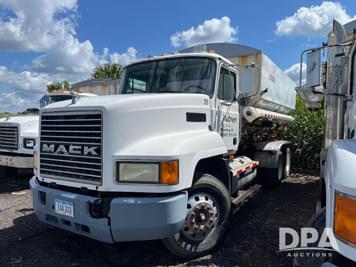Main image Mack CH613