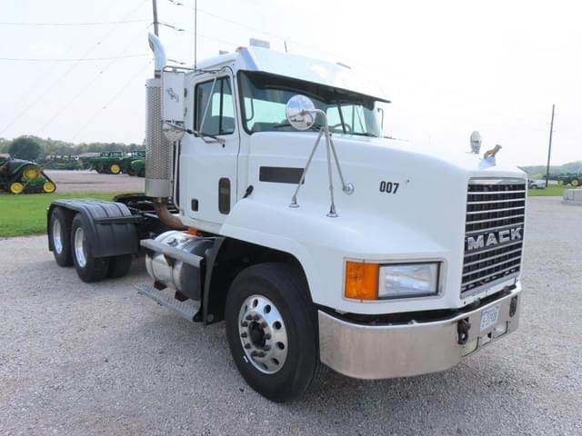 Image of Mack CH613 equipment image 3