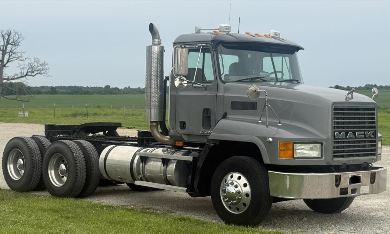 2002 Mack CH613 Equipment Image0