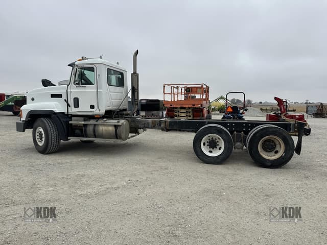 Image of Mack CL713 equipment image 2