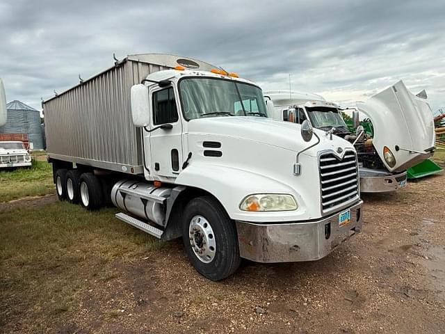 Image of Mack CX600 equipment image 3