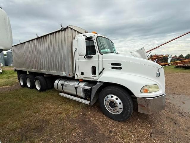 Image of Mack CX600 equipment image 4