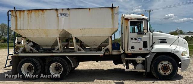 Image of Mack CX613 equipment image 3